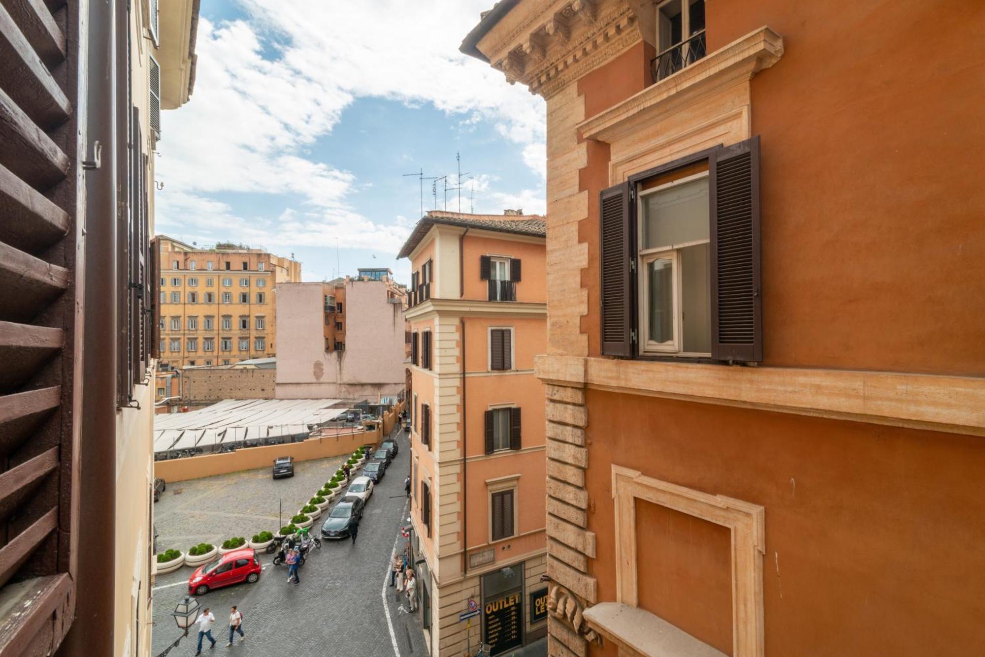 Casa Parlamento, Al Centro Di Roma